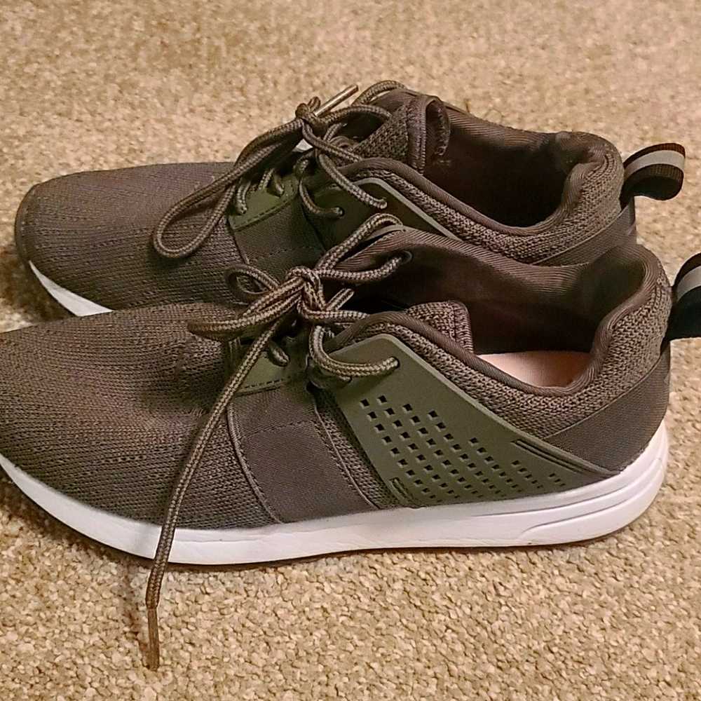Tennis shoes